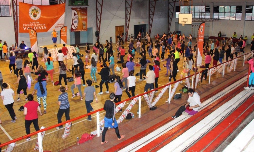 Municipio lanza programa "Gimnasios Abiertos" con zumba en el Gil de Castro