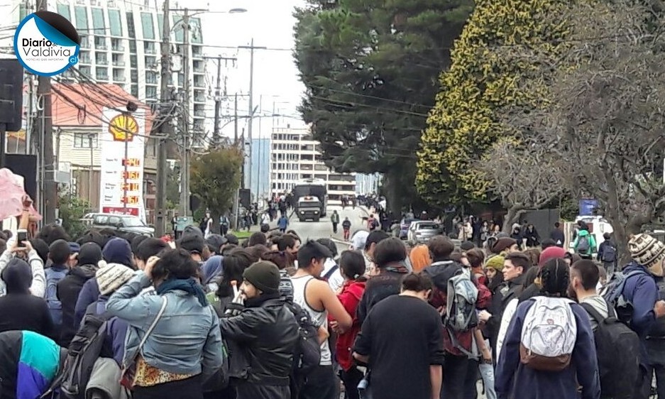 Valdivia: Cientos de estudiantes salieron a las calles a exigir fin al lucro 