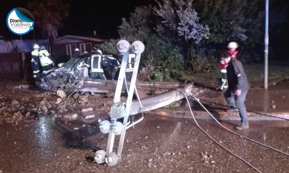 Violento accidente de tránsito en Valdivia dejó 4 personas lesionadas