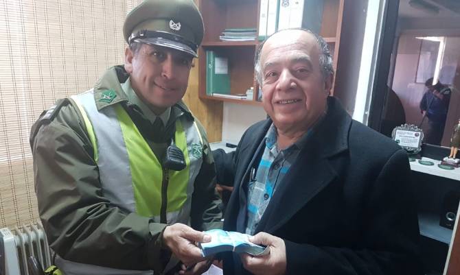 Carabineros encontraron y devolvieron $1 millón a adulto mayor 