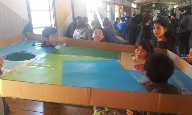 Estudiantes de la Escuela Fronteriza de Llifén se entretienen creando sus propios juegos