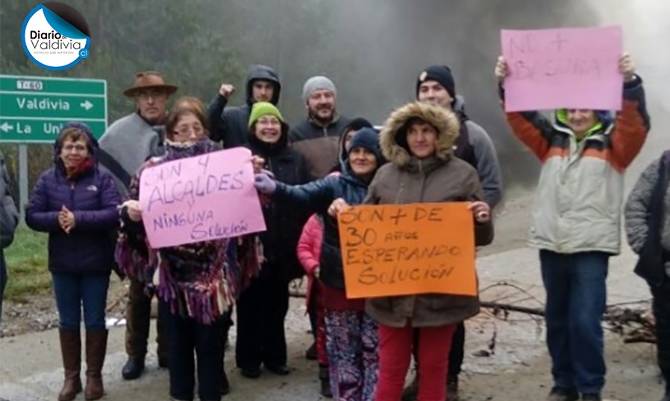 Vecinos de cuatro comunas protestan por camino en mal estado: "nadie se hace cargo"