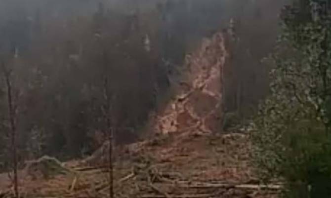 Nuevo deslizamiento de cerro bloqueó ruta Valdivia-Antilhue-Los Lagos