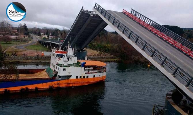 Puente Cau Cau levantó por primera vez sus brazos