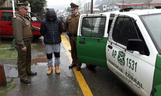 Carabineros de Corral detuvo a hombre que mantenía notebook robado en Escuela San Carlos