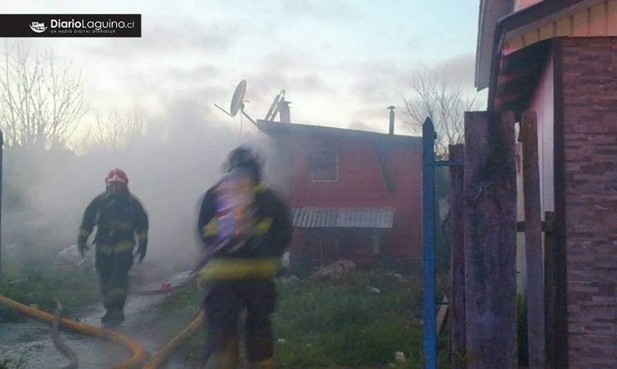 Incendio destruyó casa y dejó cuatro personas damnificadas en Los Lagos