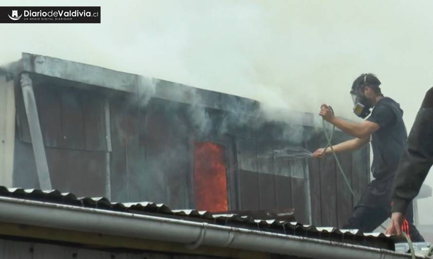 15 damnificados dejó incendio que afectó 3 viviendas en Valdivia