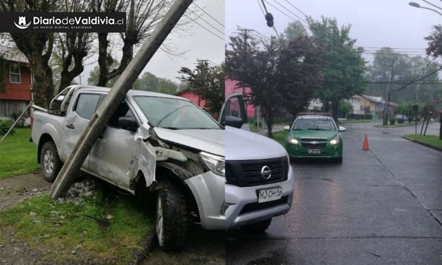 Chofer perdió el control de camioneta y chocó con poste en Avenida Francia