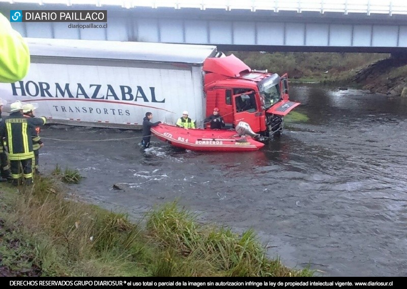 Camión se salió de la pista y quedó atrapado en medio del río Llollelhue