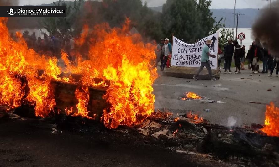 [VIDEO] Pescadores bloquearon conexión Valdivia-Niebla-Corral en protesta por ley de extracción de jibia 