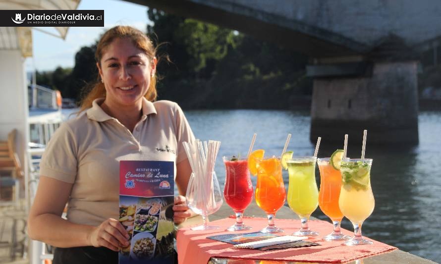 ¡Aplausos! Restaurante Flotante Camino de Luna reemplazó bombillas plásticas por papel biodegradable 