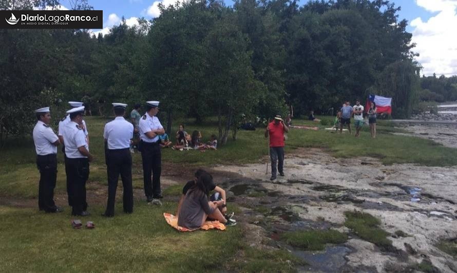 Una treintena de personas celebró pacíficamente el libre acceso al jardín del Ranco