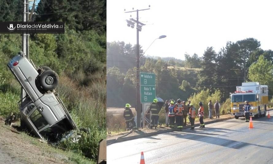 Camioneta volcó en la salida sur de Valdivia: dos lesionados