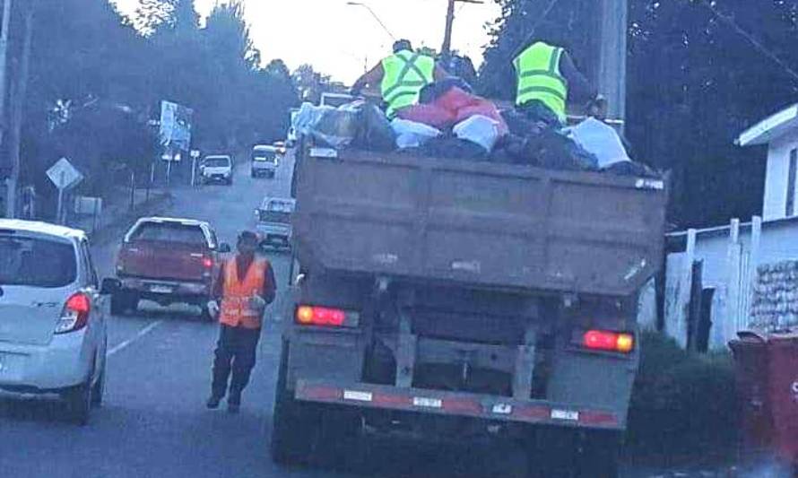 Multan a empresa que transportaba a recolectores de basura sobre carrocería de camión en Panguipulli