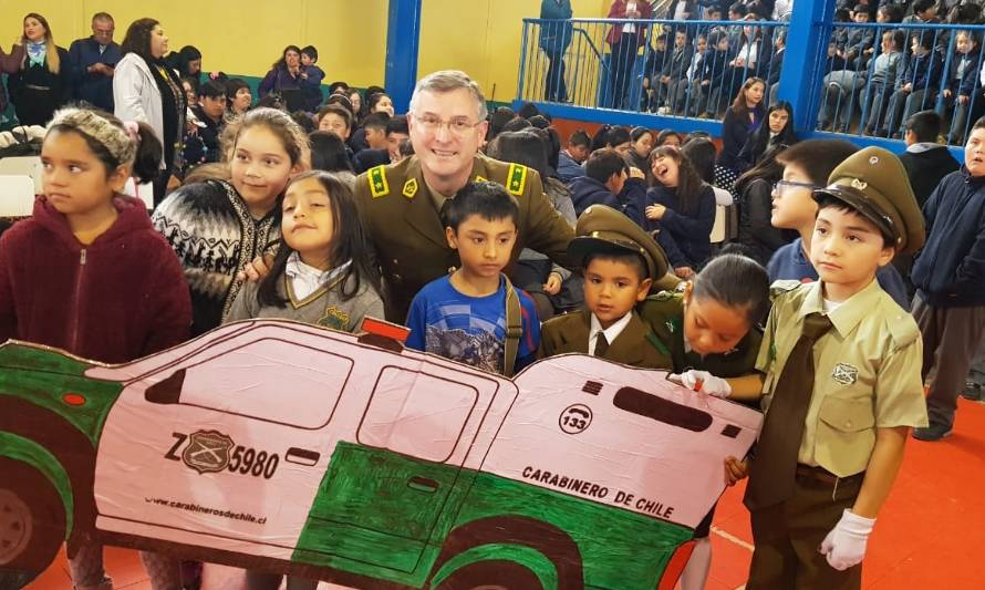 Escuela Teniente Merino de Valdivia rindió homenaje a Carabineros por su aniversario
