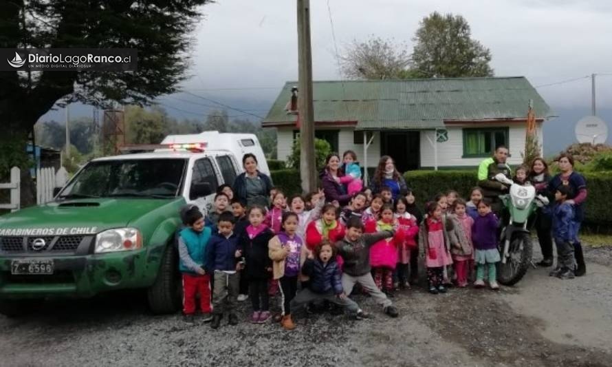 Estudiantes de Riñinahue y Carrán saludaron a carabineros