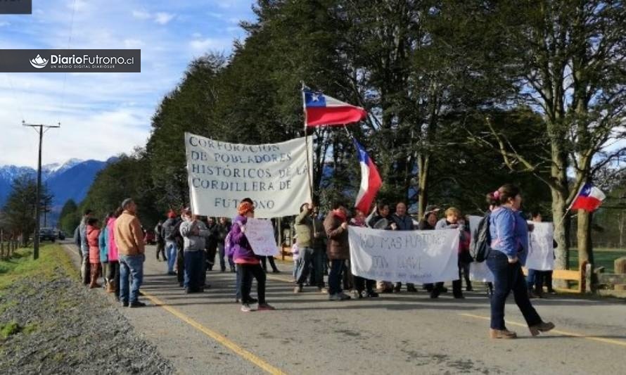 Ex pobladores de Arquilhue se toman ruta Llifén-Maihue