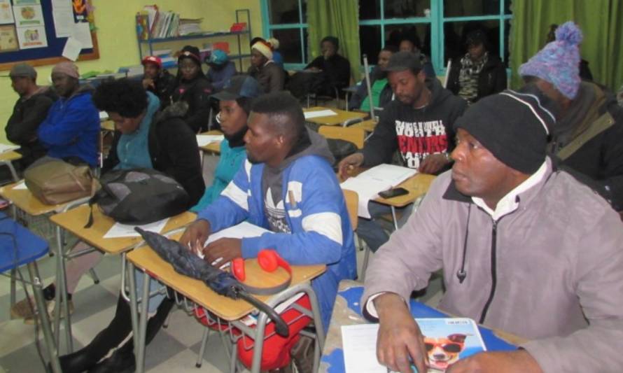 Haitianos residentes en Valdivia son capacitados en derechos del consumidor