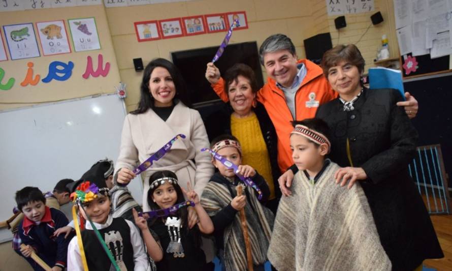 Todos preparados para el eclipse: Alumnos de la Escuela Chile ya cuentan con lentes protectores