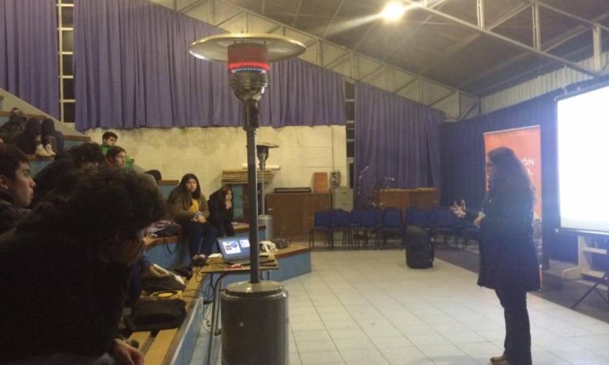 Seremi de la Mujer e Injuv realizaron charla de prevención de Violencia en el Pololeo