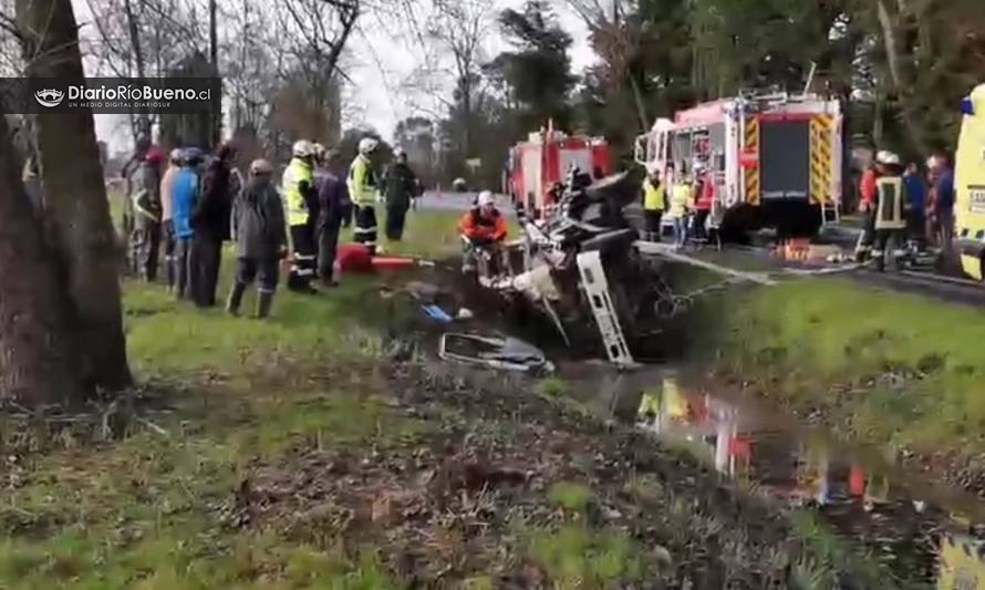 Camión volcó en ruta Río Bueno-Crucero