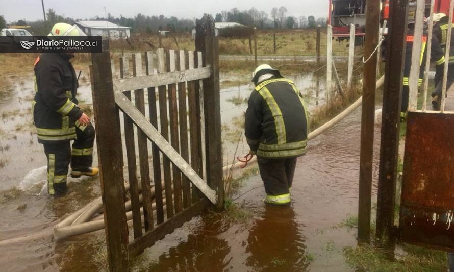 Bomberos de Pichirropulli atiende emergencias por anegamiento de viviendas