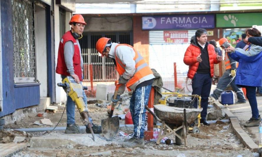 Municipio valdiviano continuará mejorando veredas en sector Barrios Bajos
