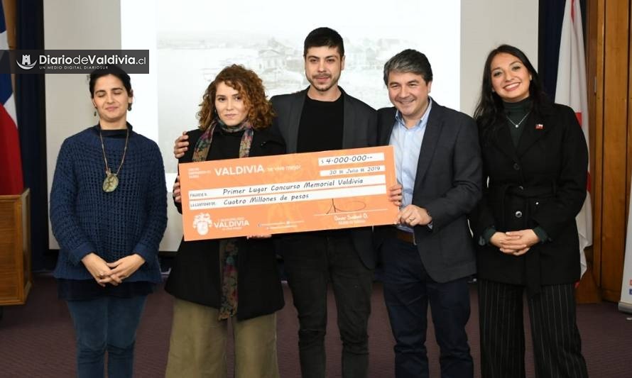 Alcalde premió a ganadores del proyecto Memorial Terremoto en Valdivia