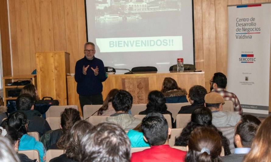 Centro de Negocios Sercotec Valdivia realizó seminario para mejorar atención al cliente