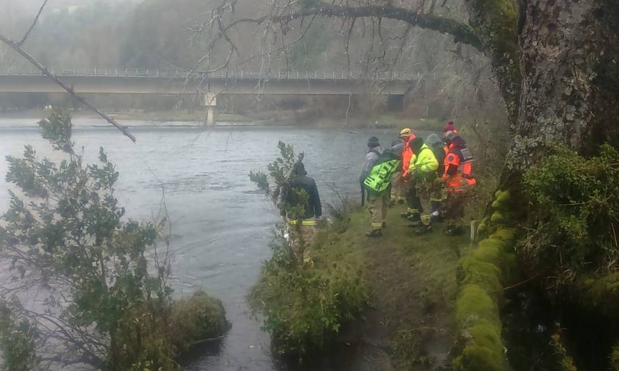 Encuentran cuerpo de joven desaparecido tras caer a río en Liquiñe