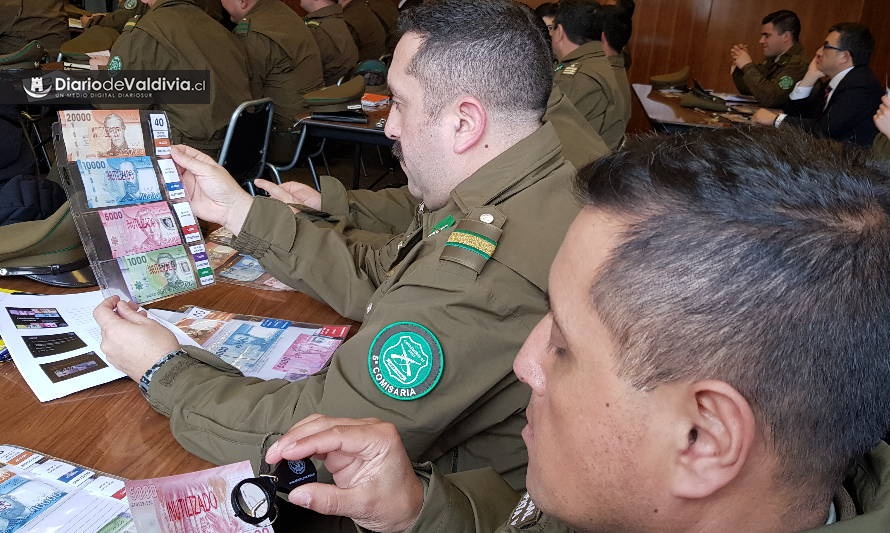 Carabineros se capacitaron para evitar estafas con billetes falsos