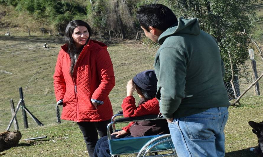 Vecina de Pilinhue que era trasladada en carretilla hacia ambulancia recibirá una nueva casa