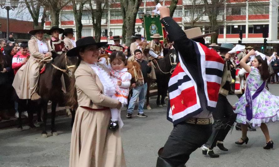 Más de 3 mil escolares de Valdivia desfilaron en honor a las Fiestas Patrias