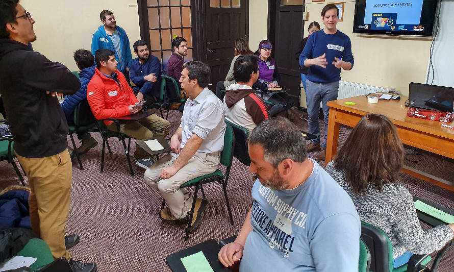 Emprendedores de Valdivia aprendieron técnicas de comunicación y venta