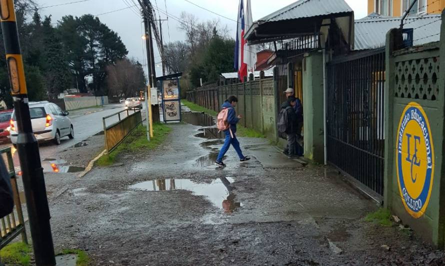 Alertan peligro vial en Collico por mal estado de veredas