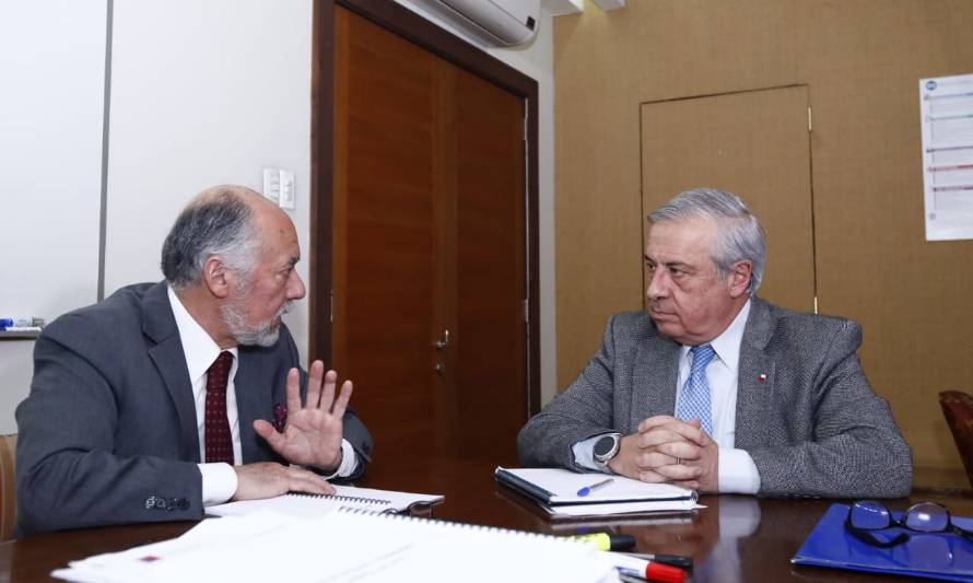 Diputado Flores expresó preocupación al Ministro Mañalich por déficit hospitalario en Valdivia