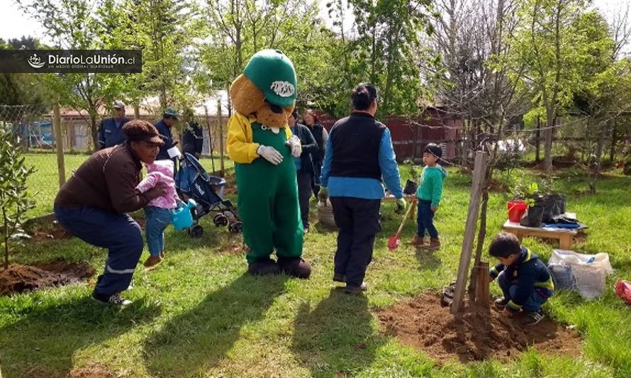 Forestín y niños de jardín infantil de La Unión plantaron especies nativas para cuidar el planeta