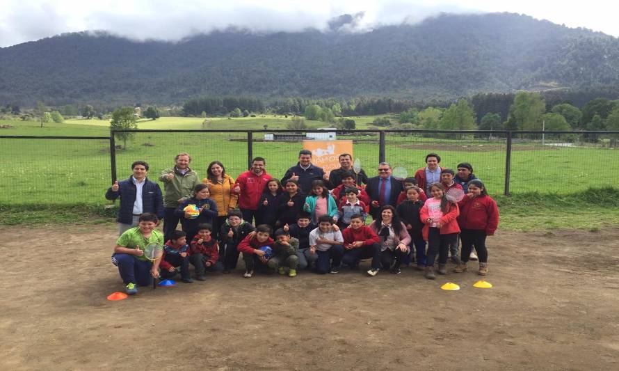 Saesa y comunidad escolar inauguran instalación LED en la Escuela Rural de Pumol