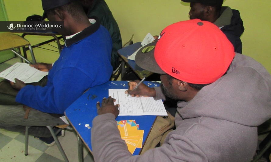 Estudian posible vulneración de derechos de consumidores haitianos en Valdivia y Santiago