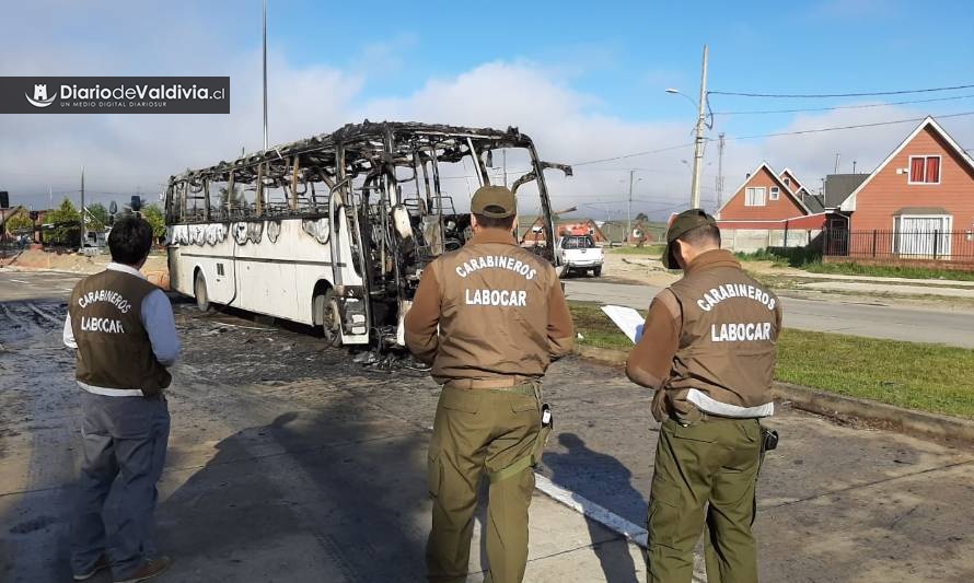 Labocar investiga ataque incendiario a bus en Valdivia