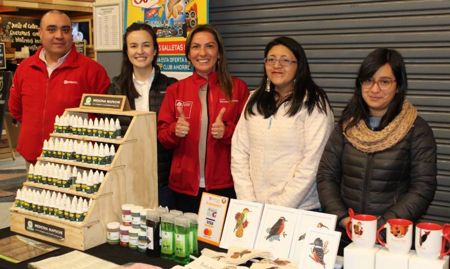 Mujeres emprendedoras exponen sus productos en Unimarc del centro de Valdivia 