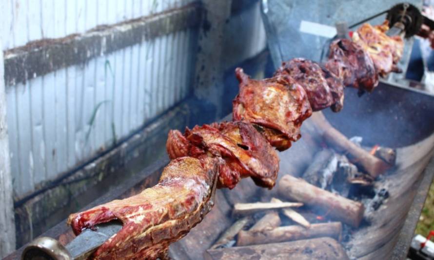 Sabroso panorama dominical: Fiesta del Cordero de Paillaco cierra a las 23 horas