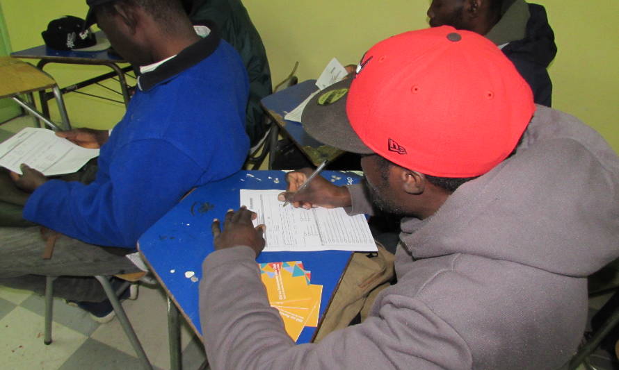 Migrantes haitianos de Valdivia fueron encuestados en torno al tema de derechos del consumidor