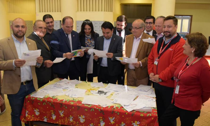 Gabinete Regional se sumó a la campaña de Correos de Chile para apadrinar cartas navideñas