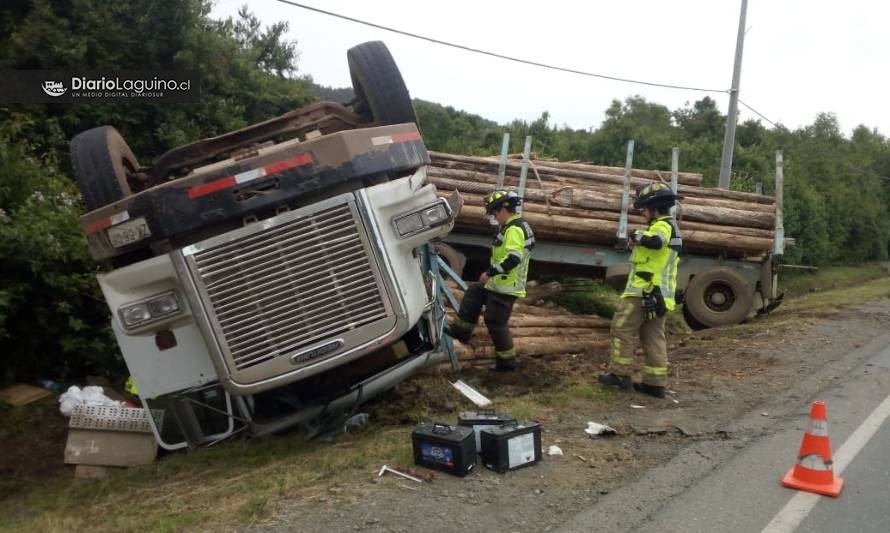 Conductor de camión salvó ileso tras volcar de campana en Los Lagos