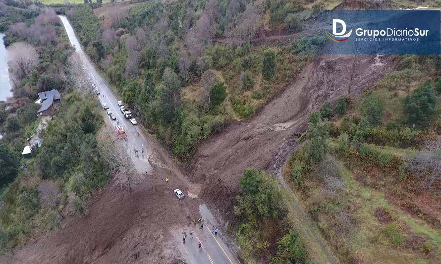 [11.15 horas] Segundo derrumbe en 3 horas mantiene ruta a Llifén bajo amenaza