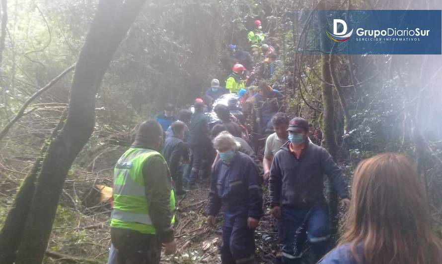 Conductora salvó de milagro tras caer por un barranco en Los Lagos