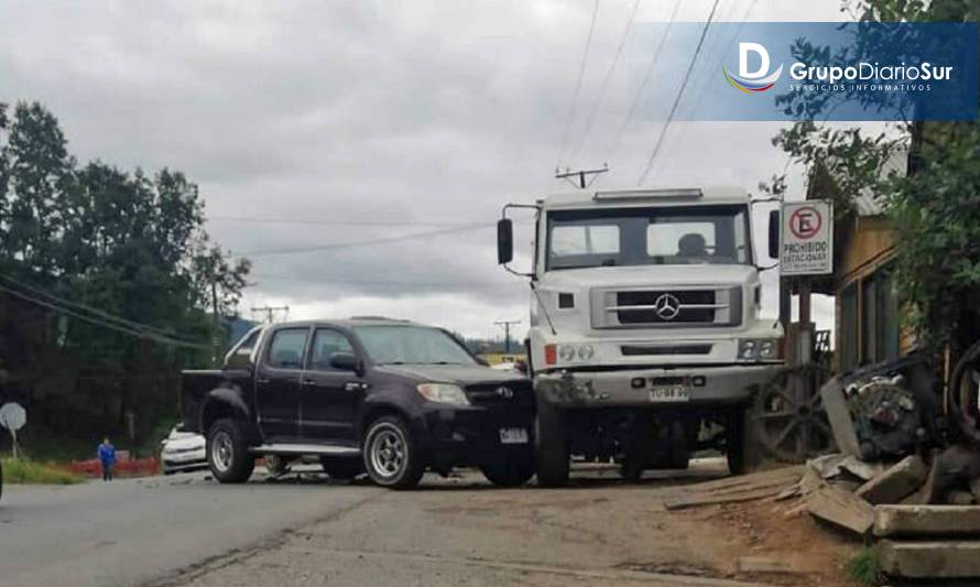 Colisión múltiple en cruce caminero de la comuna de Los Lagos