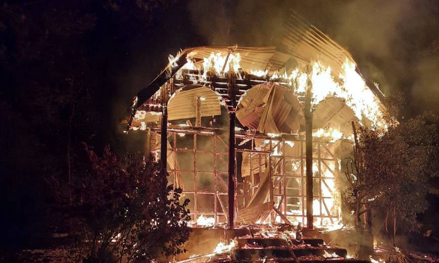 Investigan incendio que consumió Iglesia de Anuaraque en Panguipulli