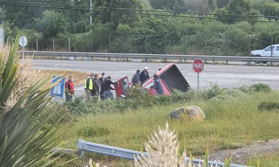 Alarma por camioneta volcada en entrada a Paillaco por Ruta 5 Sur